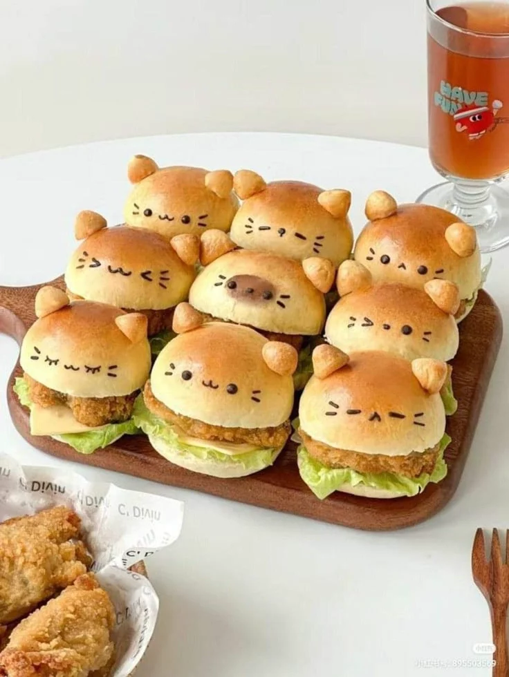 Kawaii Katzen-Burger auf Holzbrett